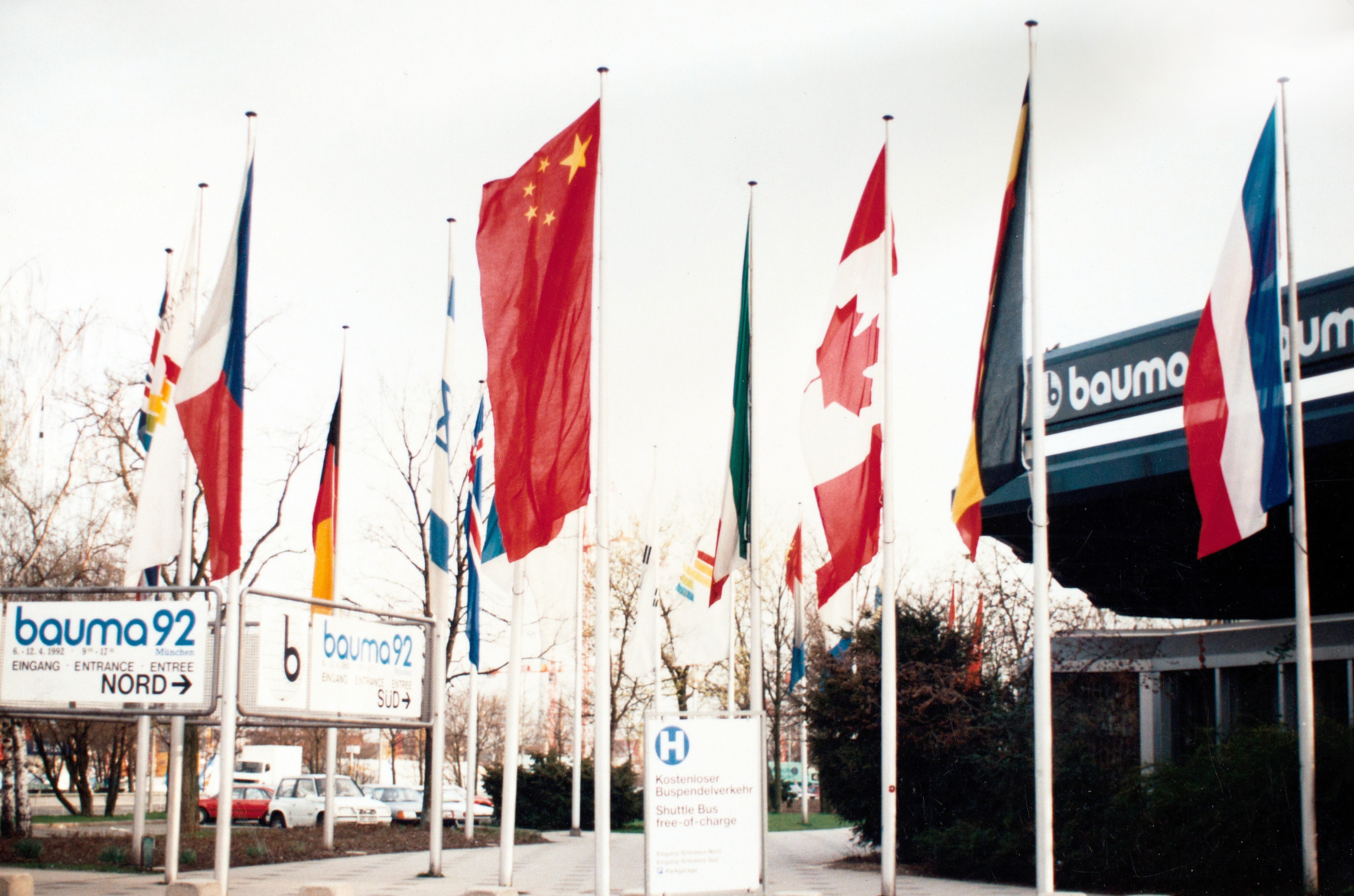 尊凯实业成为行业首家取得自营出口权的企业，，正式拉开国际化序幕；；；是年，，尊凯实业代表行业首次加入德国宝马展