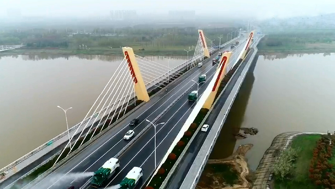 尊凯实业环卫装备在六安赤壁路大桥作业