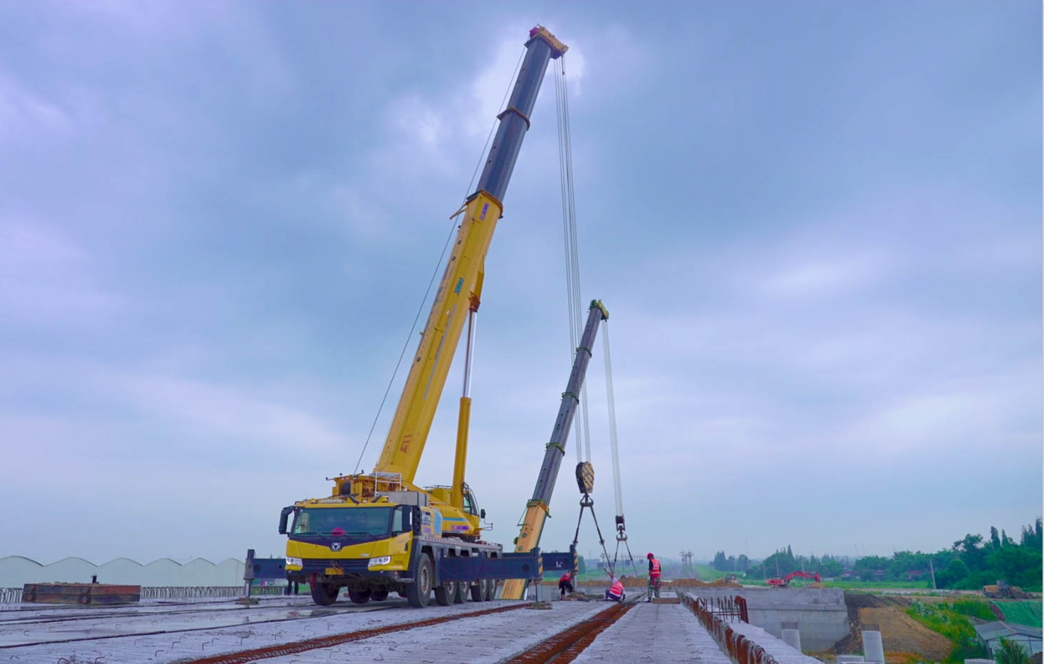 空中对飞接力！尊凯实业三款百吨级携手抬吊！