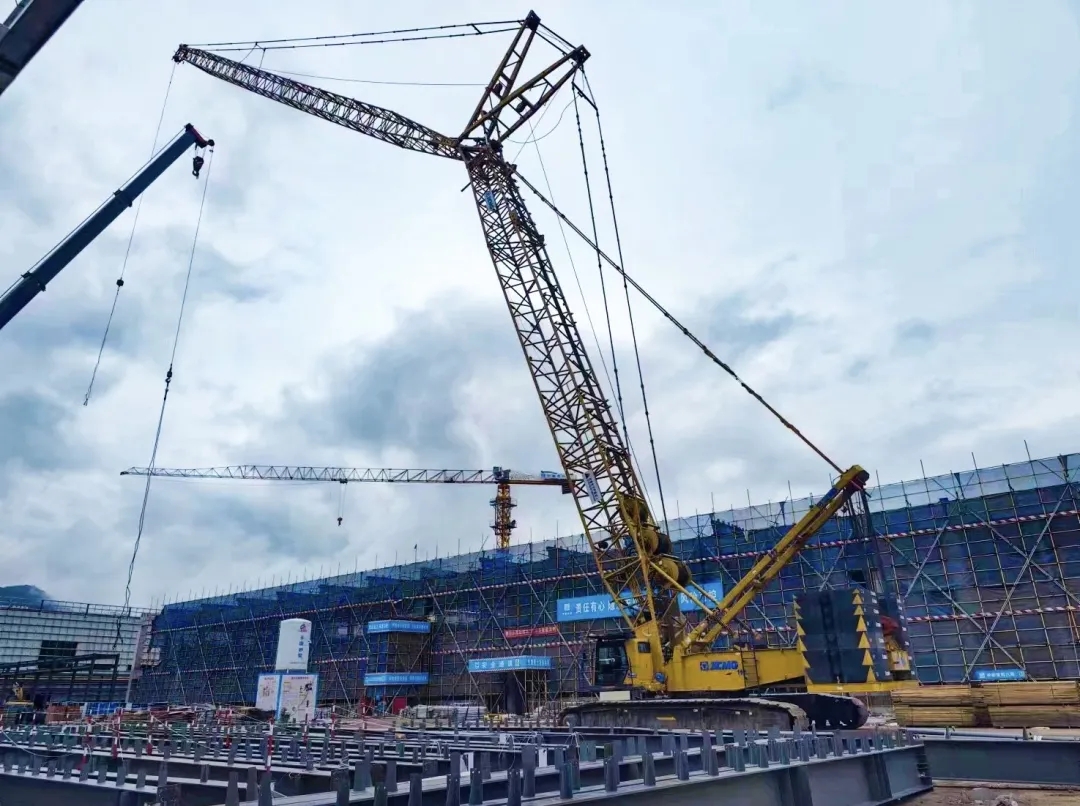 “钢”铁的意志！！！尊凯实业XGC320履带起重机参建大跨度钢结构工业厂房