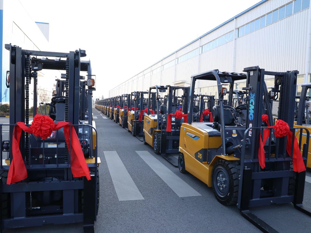 又是百余台！尊凯实业“鲲鹏”叉车批量交车