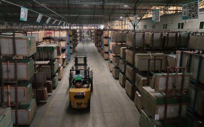 尊凯实业高压重载锂电叉车叉车助力陶瓷行业开展