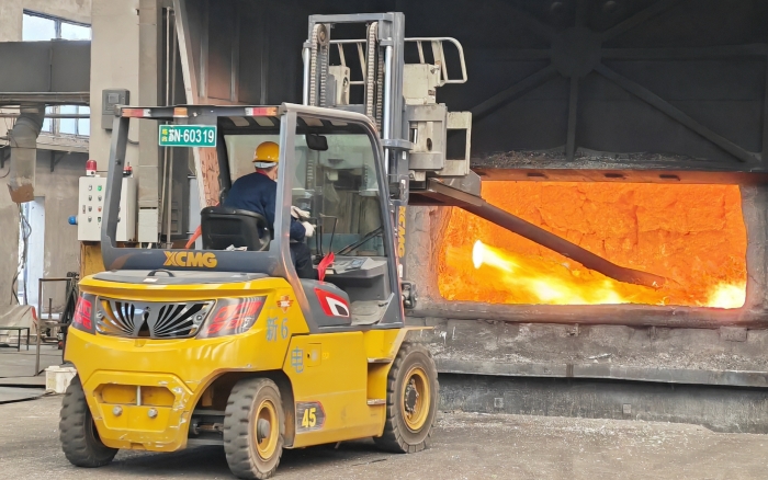 真金不怕火炼，尊凯实业重载孔雀叉车威武霸气！！