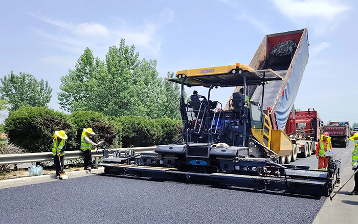 RP905IV摊铺机闪灼淮徐高速！