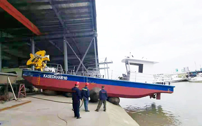 尊凯实业定制化船用起重机举行海上作业