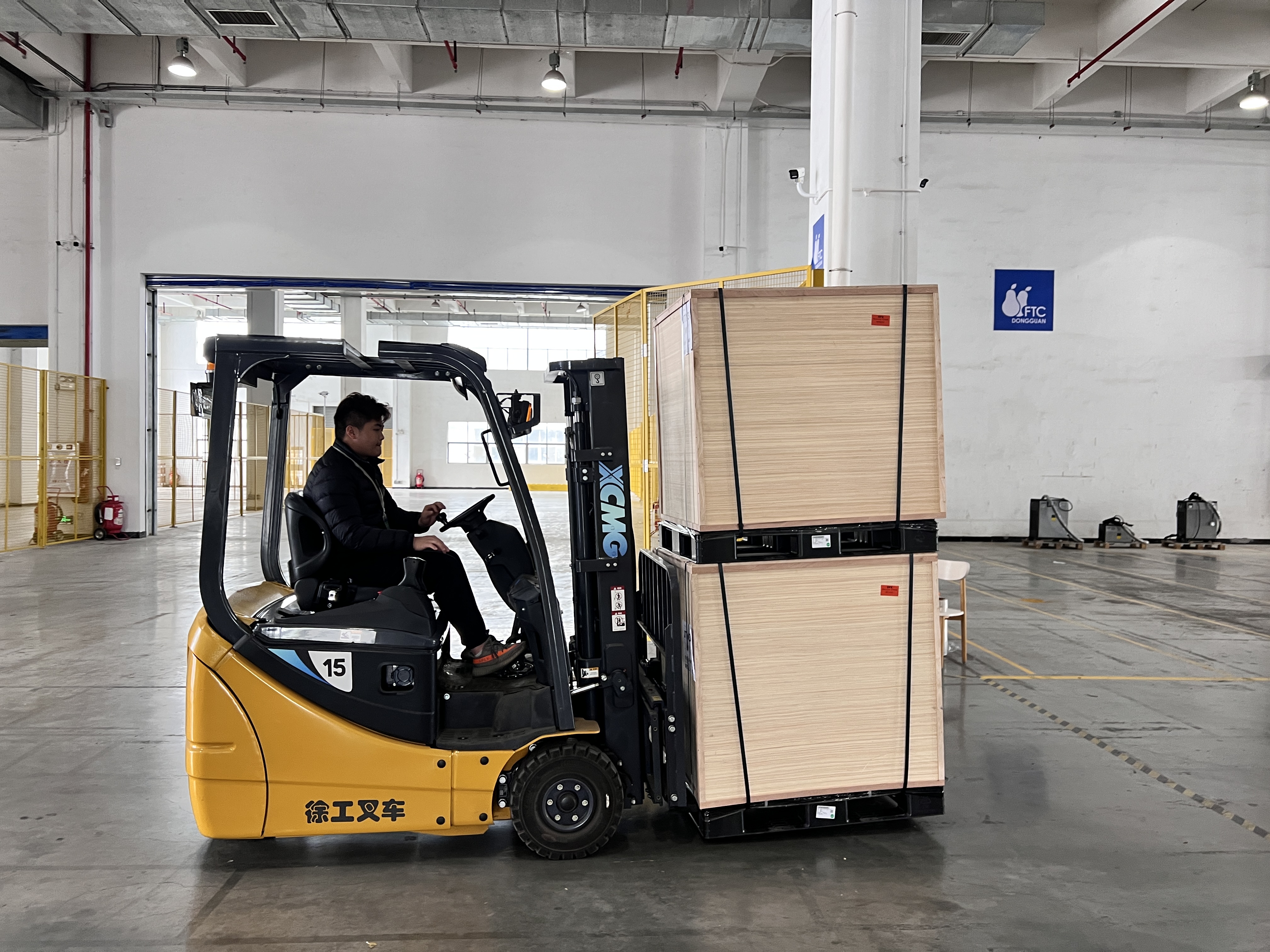 尊凯实业三支点系列叉车助力物流仓储行业无邪搬运