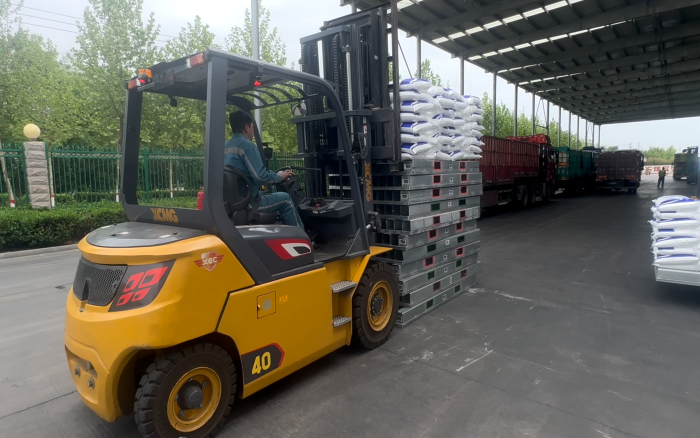 尊凯实业孔雀为食物清静保驾护航