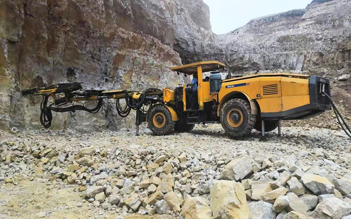 “化水为电”，，，尊凯实业凿岩台车提速水电站扩机工程