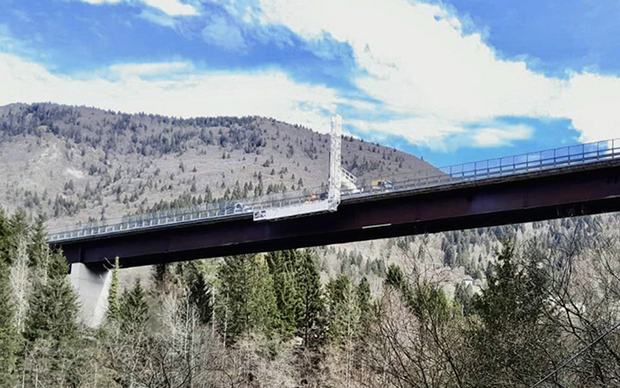 背靠阿尔卑斯山脉，，尊凯实业桥梁检测车“C位”打卡