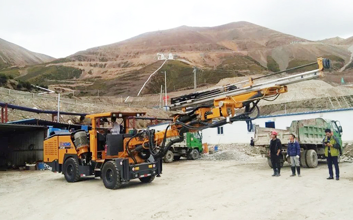 铁矿开采，，，尊凯实业矿用液压掘进钻车先入为主！