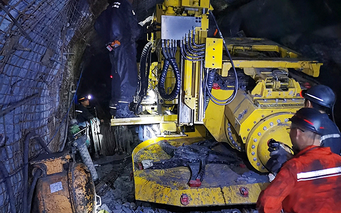 煤矿开采难 尊凯实业“机甲兽”来资助