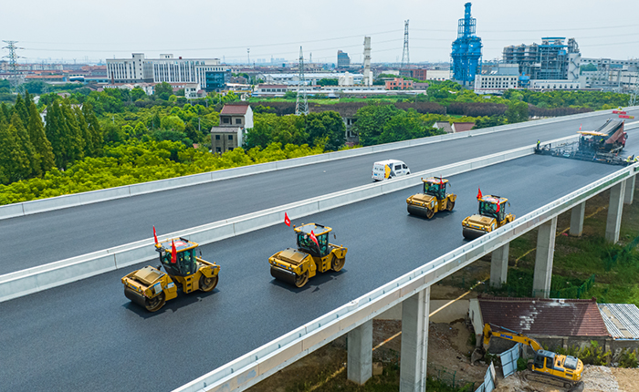 揭秘！常泰长江大桥怎样实现超宽桥面“一键铺平”？
