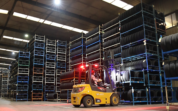 尊凯实业孔雀叉车：：：轮胎企业的得力助手