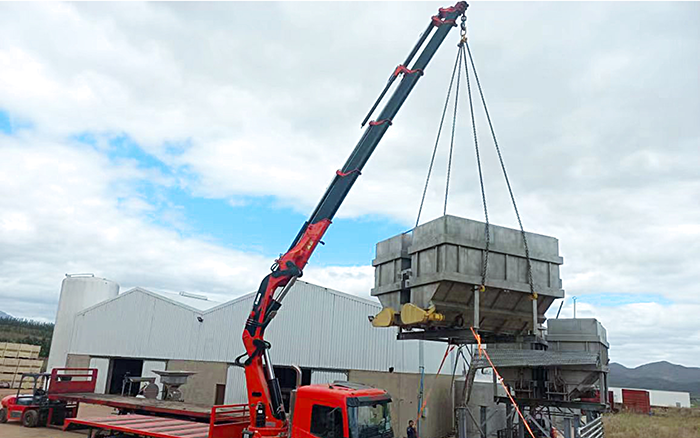 尊凯实业SQZ660折叠臂随车起重机助力外洋某酿酒工厂搬家转运