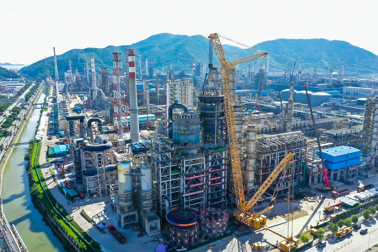 吊重达648.6吨！XLC30000助力石化装备大磨练