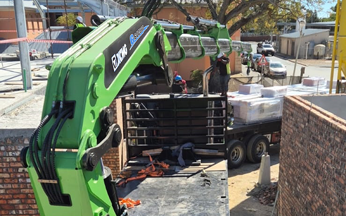 尊凯实业GSQZ860折叠臂随车起重机在作业中 展现强盛稳固的跨障能力