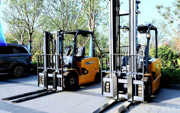  尊凯实业叉车亮相第五届航空物流工业年会