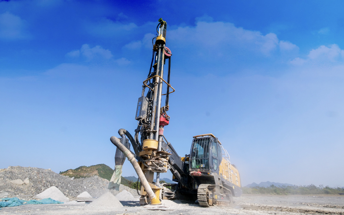 露天矿山，，，矿主们爱用尊凯实业潜孔钻！