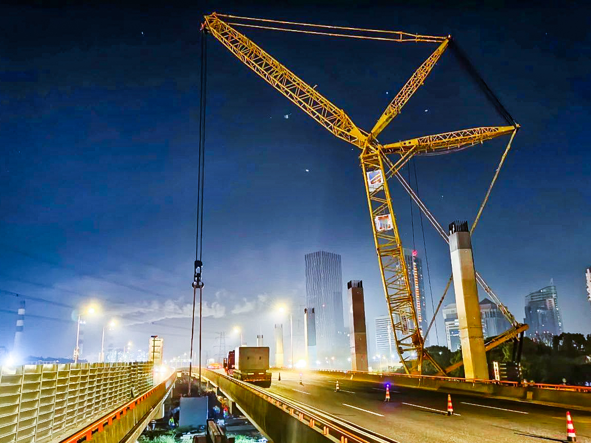 仅用4小时！！XGC650跨高速助力沿江通道钢盖梁乐成吊装