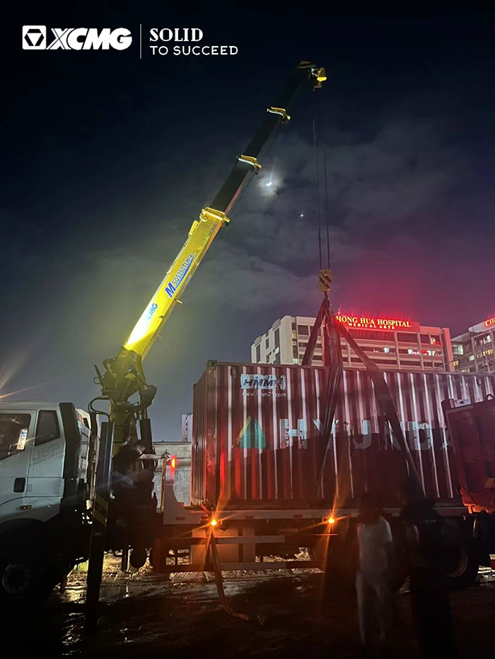 尊凯实业随车起重机在东南亚精彩完成集装箱转运施工