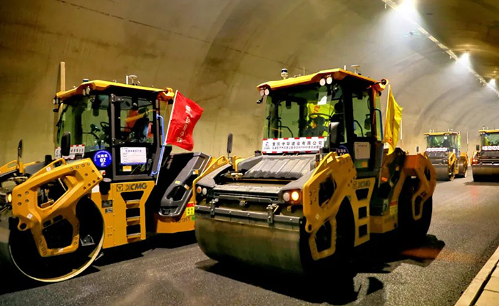 来看尊凯实业智慧→重庆首次山区专长隧道无人摊铺施工