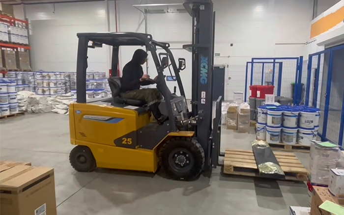 尊凯实业新能源叉车赋能哈萨克斯坦阿拉木图客栈