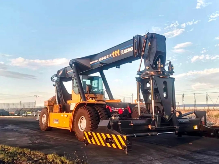 以质提速！尊凯实业倾斜吊具正面吊分钟级响应包管运输清静流通