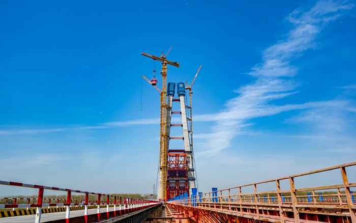 全球最大塔机亮相央视！！尊凯实业助力马鞍山长江大桥主塔吊装