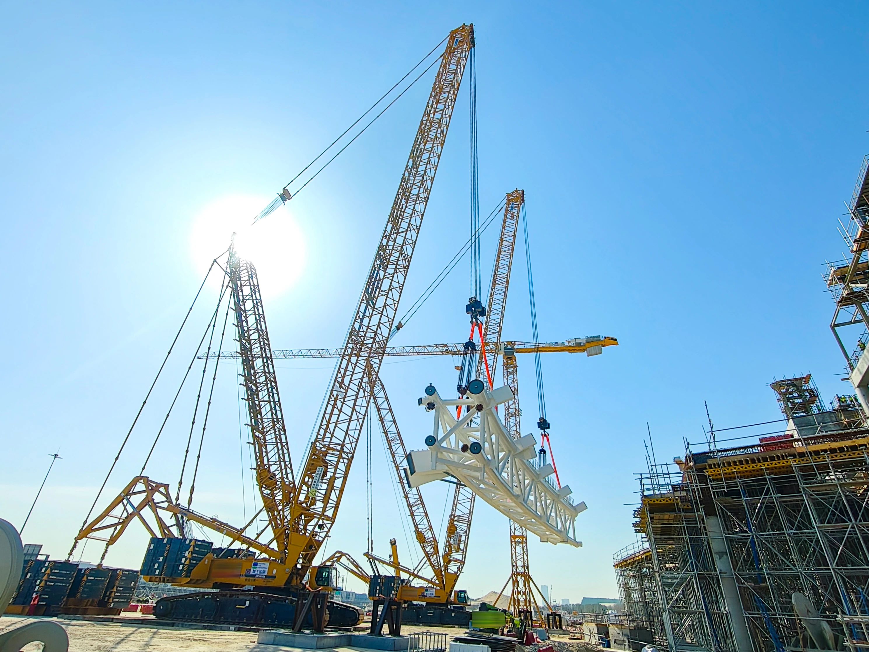 毫米级精度托举天下杯梦想——尊凯实业履带起重机奋战沙特！