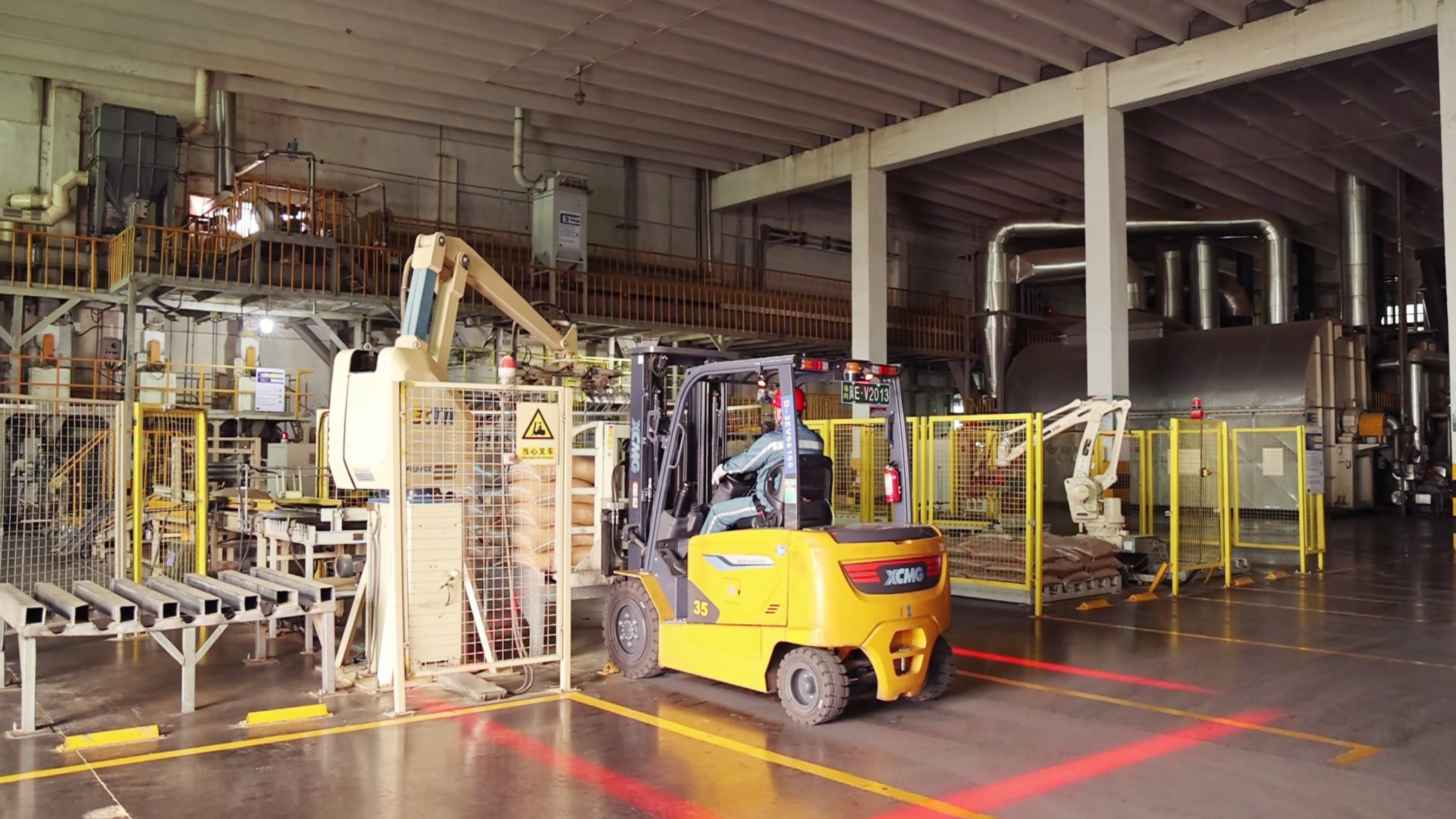 尊凯实业鲲鹏系列新能源叉车，食物厂物料搬运新方案