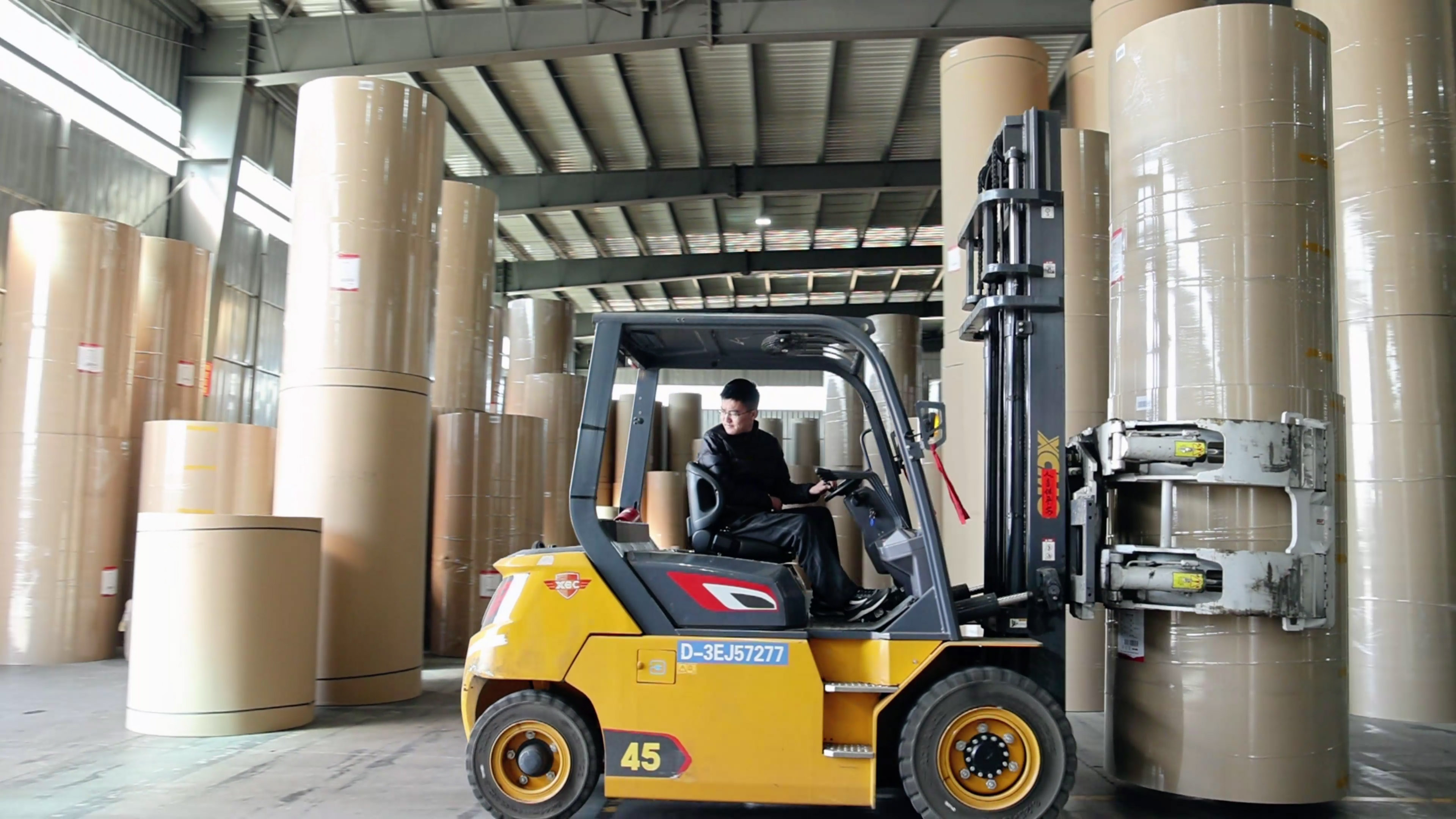 纸卷厂搬运利器，尊凯实业孔雀系列高压重载电动叉车