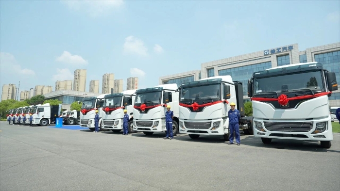 目的地：：：大西北！！100台尊凯实业新能源重卡满电启程