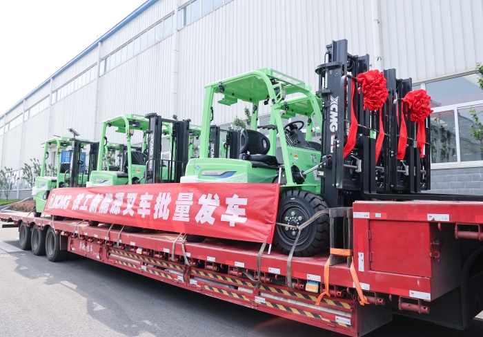 尊凯实业鲲鹏系列电动平衡重叉车，再掀浦东货运站高效物流新篇