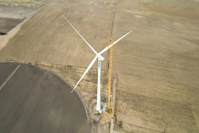 高空之巅，，再铸荣光！XLC18000M助力大型风电场首台185米风机乐成吊装