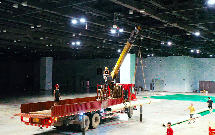 高效稳护航，，尊凯实业随车起重机赋能广西会展中心体育场馆塑胶铺设