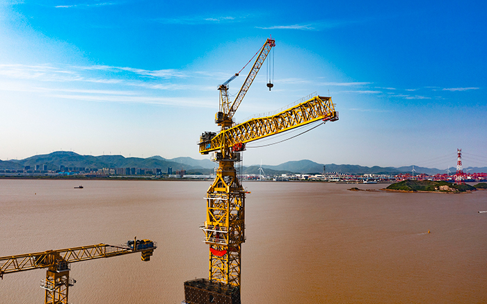 双塔筑脊梁！！尊凯实业超大塔助建天下级大桥