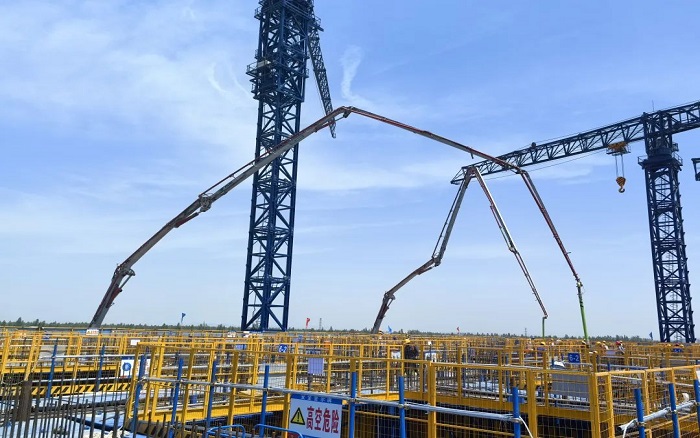 72米巨臂显神威！！尊凯实业“钢铁侠”集结汉南长江大桥