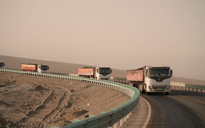 煤海逐绿！！尊凯实业新能源牵引车誊写煤炭运输绿色答卷