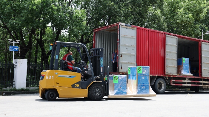 尊凯实业新能源叉车：：：修建机场物流全场景高效搬运系统