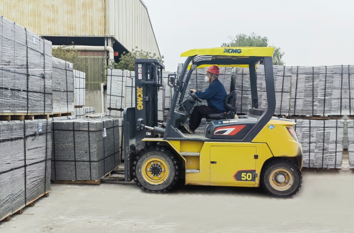 有“石”力！尊凯实业孔雀电动叉车强势入驻石材厂