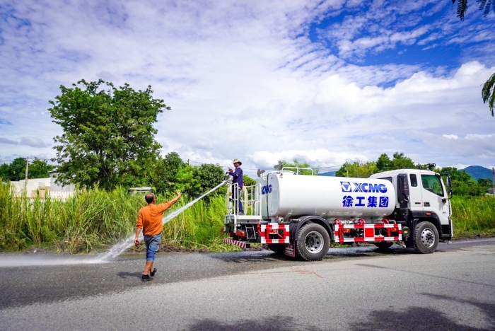 尊凯实业10方洒水车：：：泰国“热土”上的绿色降温使者