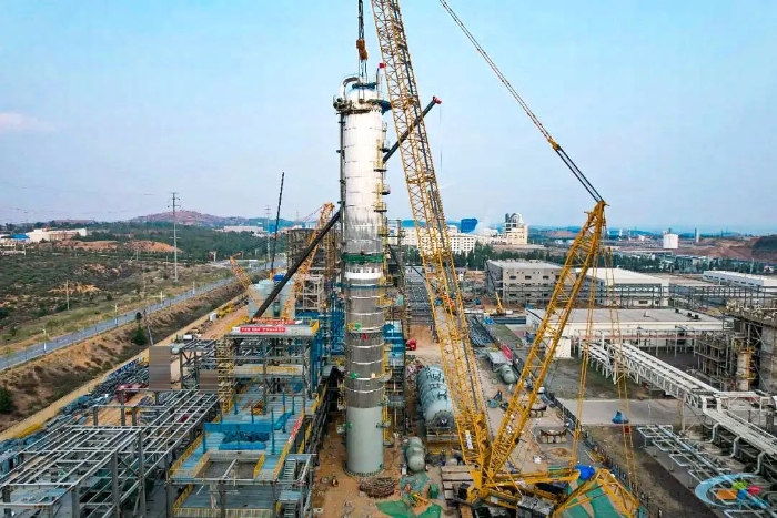 二十载宿将再立功！尊凯实业QUY450协助XGC12000轻松搞定百吨精馏塔