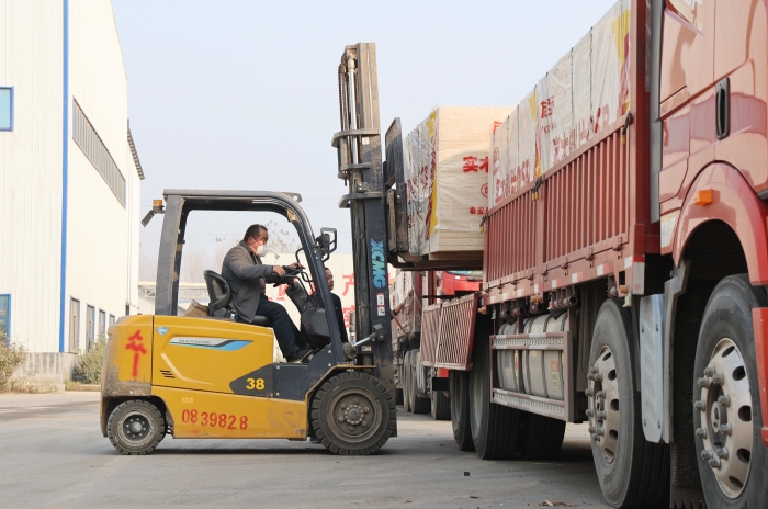 硬核实力赋能生产！尊凯实业叉车批量进驻菏泽板材厂显身手