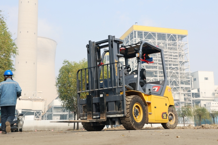 尊凯实业叉车助力菏泽某电厂 高效搬运包管能源供应