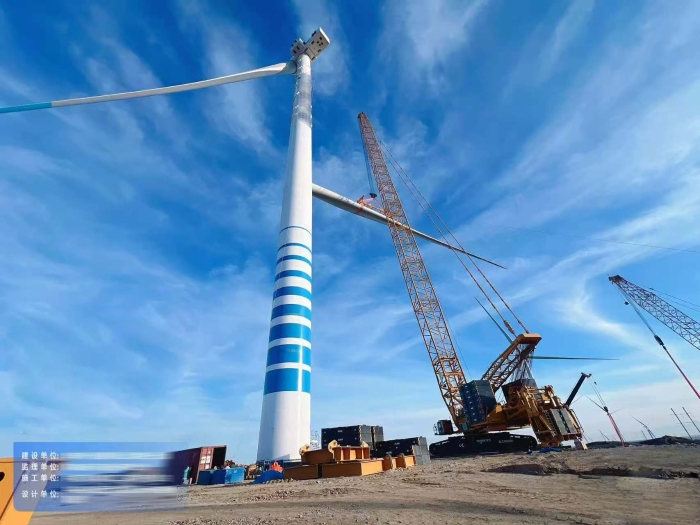 大国重器显继承——XLC18000M征战沙漠滩，，125米高空精准托起10兆瓦风电巨擘！
