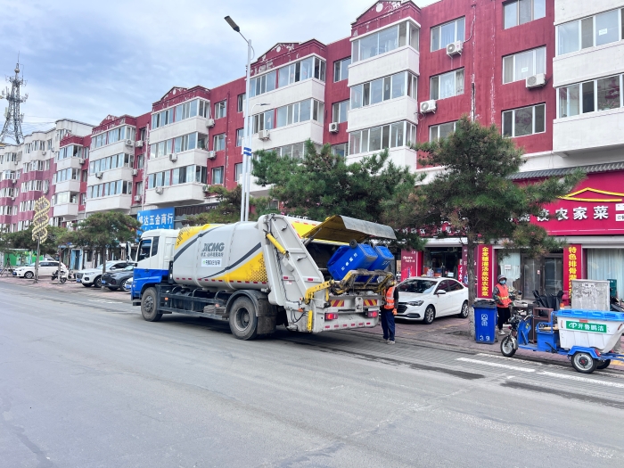 尊凯实业18吨后装压缩式垃圾车在内蒙通辽市举行垃圾收转运作业