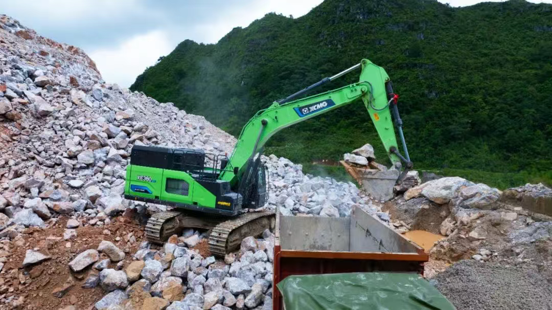 广西“石料大户”亲测：：：尊凯实业XE380EV电挖，，，年省六七成！