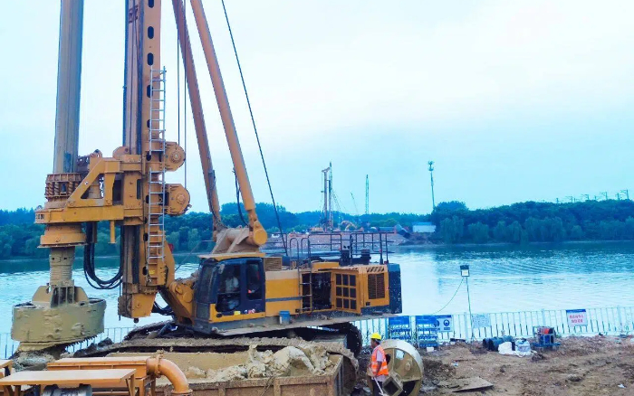 近3000根桩基，，尊凯实业旋挖机群联相助业效率高