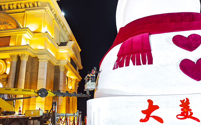 刷爆朋侪圈的哈尔滨大雪宝，，“空中造型师”是尊凯实业高空作业车！！！