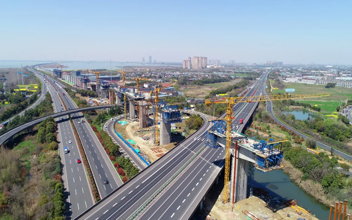 又见群塔 | 尊凯实业塔机林立长江沿岸铁蹊径